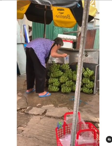  Wanita Ini Jualan Pisang Disembur Pakai Air Kumur dari Mulut Duh! Perempuan Ini Jualan Pisang Disembur Pakai Air Kumur Dari Mulut