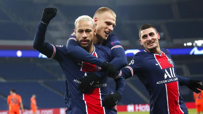 PSGs Neymar, left, celebrates with teammates after scoring his sides opening goal during the Champions League group H soccer match between Paris Saint Germain and Istanbul Basaksehir at the Parc des Princes stadium in Paris, France, Wednesday, Dec. 9, 2020. (AP Photo/Francois Mori)