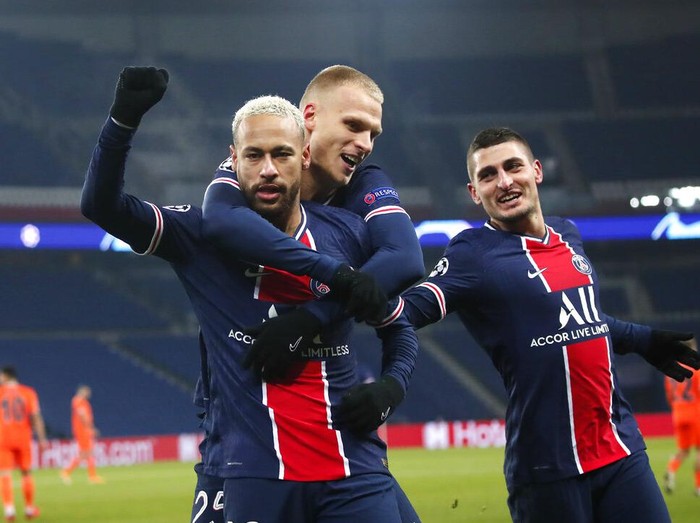 PSG's Neymar, left, celebrates with teammates after scoring his side's opening goal during the Champions League group H soccer match between Paris Saint Germain and Istanbul Basaksehir at the Parc des Princes stadium in Paris, France, Wednesday, Dec. 9, 2020. (AP Photo/Francois Mori)