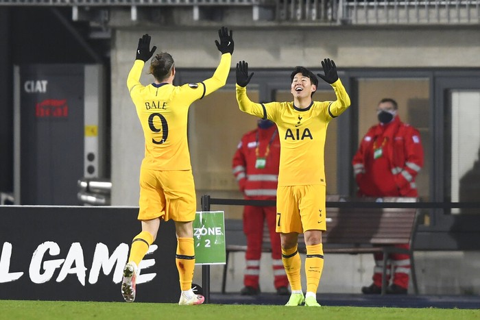Tottenhams Son Heung-min celebrates after scoring his sides second goal with Tottenhams Gareth Bale during the Europa League Group J soccer match between Linzer ASK and Tottenham Hotspur at the Linzer stadium in Linz, Austria, Thursday, Dec. 4, 2020. (Photo/Andreas Schaad)