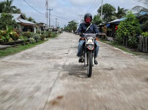 Gaya Mantri BRI Wanita di Rupat, Naik Motor Trail Sambangi Nasabah