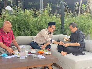 Gaya Santai Saat Ngopi dan Berkebun ala Ustaz Yusuf Mansur