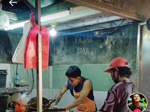 Giling Adonan Bakso Sampai ke Lengan, Netizen : Campur Asin Keringat Giling Adonan Bakso Sampai ke Lengan, Netizen : Campur Asin Keringat