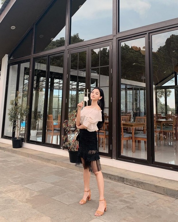 Glenca Chysara/instagram.com/glencachysaraofficial/ Glenca Chysara berpose dengan setangkai bunga di depan kafe/instagram.com/glencachysaraofficial/
