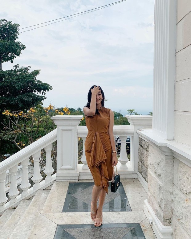 Glenca Chysara/instagram.com/glencachysaraofficial/ Glenca Chysara menampilkan pose lucu sambil menepok jidatnya/instagram.com/glencachysaraofficial/