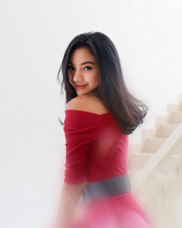 Glenca Chysara/instagram.com/glencachysaraofficial/ Glenca Chysara tampil cantik dengan dress merah aksen belt/instagram.com/glencachysaraofficial/