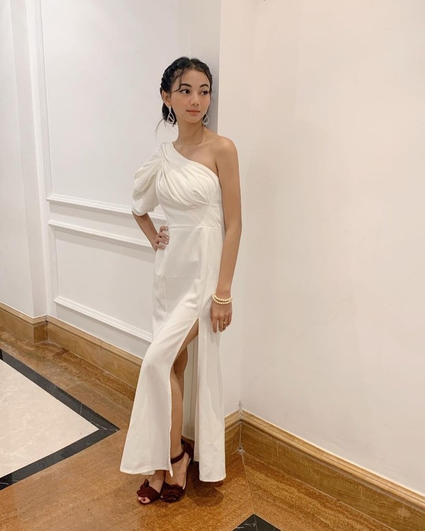 Glenca Chysara/instagram.com/glencachysaraofficial/ Glenca Chysara cantik dengan dress slit one shoulder/instagram.com/glencachysaraofficial/