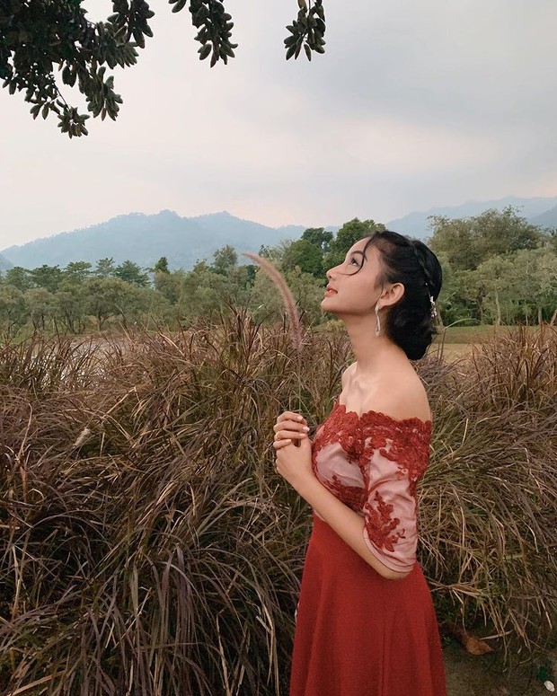 Glenca Chysara/instagram.com/glencachysaraofficial/ Glenca Chysara berpose candid bak princess dengan dress merah/instagram.com/glencachysaraofficial/