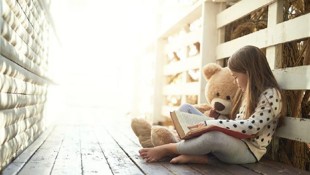 Ilustrasi anak membaca buku