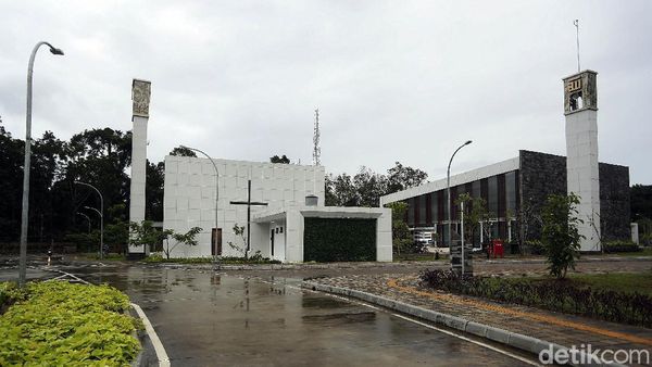 Indahnya Keberagaman, Gereja-Masjid di PLBN Aruk Berdiri Berdampingan