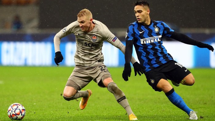 MILAN, ITALY - DECEMBER 09: Viktor Kovalenko of Shakhtar Donetsk battles for possession with Lautaro Martinez of Inter Milan during the UEFA Champions League Group B stage match between FC Internazionale and Shakhtar Donetsk at Stadio Giuseppe Meazza on December 09, 2020 in Milan, Italy. Sporting stadiums around Italy remain under strict restrictions due to the Coronavirus Pandemic as Government social distancing laws prohibit fans inside venues resulting in games being played behind closed doors. (Photo by Marco Luzzani/Getty Images)