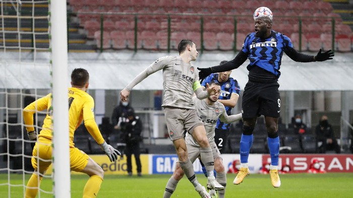 Inter Milans Romelu Lukaku makes an attempt to score during the Champions League group B soccer match between Inter Milan and Shakhtar Donetsk at the San Siro stadium in Milan, Italy, Wednesday, Dec. 9, 2020. (AP Photo/Antonio Calanni)