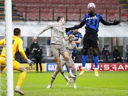 Andai Sundulan Alexis Sanchez Tak Kena Lukaku...