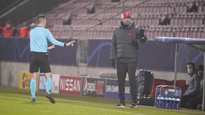 French referee Franois Letexier talks to Liverpools German coach Jurgen Klopp during the UEFA Champions League Group D football match FC Midtjylland v Liverpool FC in Herning, Denmark on December 9, 2020. (Photo by Henning Bagger / Ritzau Scanpix / AFP) / Denmark OUT