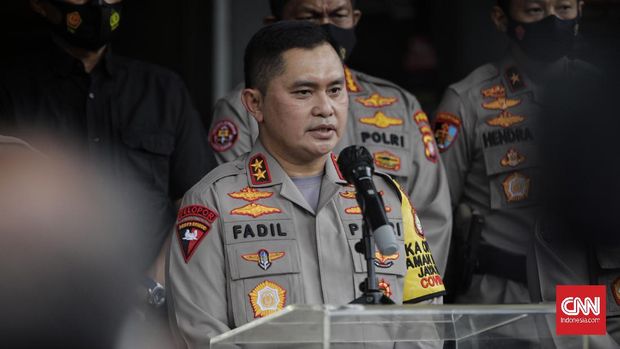 Kapolda Metro Jaya Irjen Pol Muhammad Fadil Imran memberikan keterangan pers terkait status tersangka pada kasus kerumunan dan pelanggaran protokol kesehatan. Jakarta, Kamis, 10 Desember 2020.