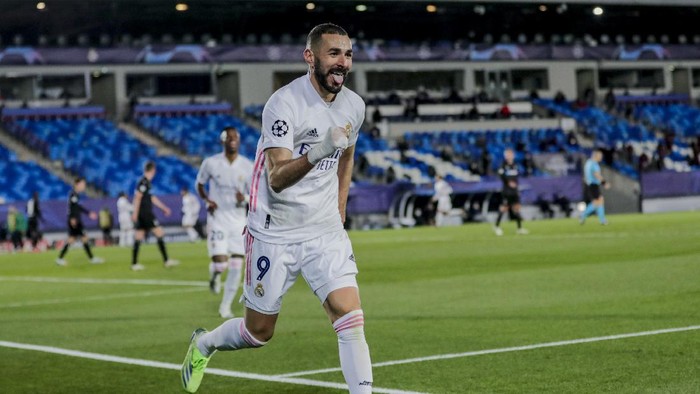 Real Madrids Karim Benzema celebrates after scoring his sides second goal during the Champions League group B soccer match between Real Madrid and Borussia Monchengladbach at the Alfredo Di Stefano stadium in Madrid, Spain, Wednesday, Dec. 9, 2020. (AP Photo/Bernat Armangue)