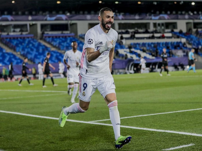 Real Madrids Karim Benzema celebrates after scoring his sides second goal during the Champions League group B soccer match between Real Madrid and Borussia Monchengladbach at the Alfredo Di Stefano stadium in Madrid, Spain, Wednesday, Dec. 9, 2020. (AP Photo/Bernat Armangue)