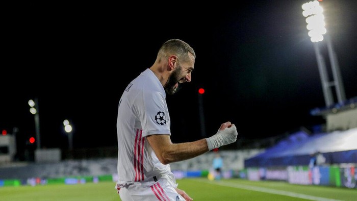 Real Madrids Karim Benzema celebrates after scoring his sides second goal during the Champions League group B soccer match between Real Madrid and Borussia Monchengladbach at the Alfredo Di Stefano stadium in Madrid, Spain, Wednesday, Dec. 9, 2020. (AP Photo/Bernat Armangue)