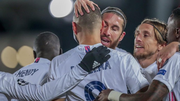 Real Madrids Karim Benzema celebrates after scoring the opening goal during the Champions League group B soccer match between Real Madrid and Borussia Monchengladbach at the Alfredo Di Stefano stadium in Madrid, Spain, Wednesday, Dec. 9, 2020. (AP Photo/Bernat Armangue)