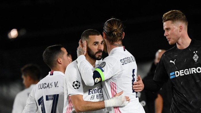 Real Madrids Spanish defender Sergio Ramos (C) congratulates Real Madrids French forward Karim Benzema after the UEFA Champions League group B football match between Real Madrid and Borussia Moenchengladbach at the Alfredo Di Stefano stadium in Valdebebas, northeast of Madrid, on December 9, 2020. (Photo by PIERRE-PHILIPPE MARCOU / AFP)