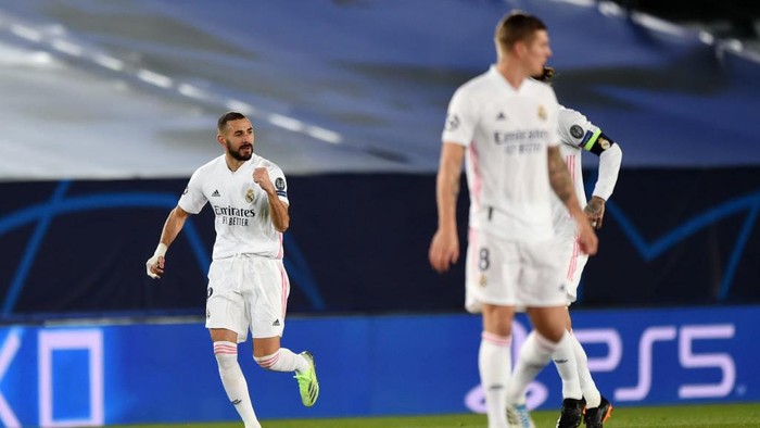 MADRID, SPAIN - DECEMBER 09: Karim Benzema of Real Madrid celebrates after scoring their teams first goal during the UEFA Champions League Group B stage match between Real Madrid and Borussia Moenchengladbach at Estadio Alfredo di Stefano on December 09, 2020 in Madrid, Spain. Sporting stadiums around Spain remain under strict restrictions due to the Coronavirus Pandemic as Government social distancing laws prohibit fans inside venues resulting in games being played behind closed doors. (Photo by Denis Doyle/Getty Images)