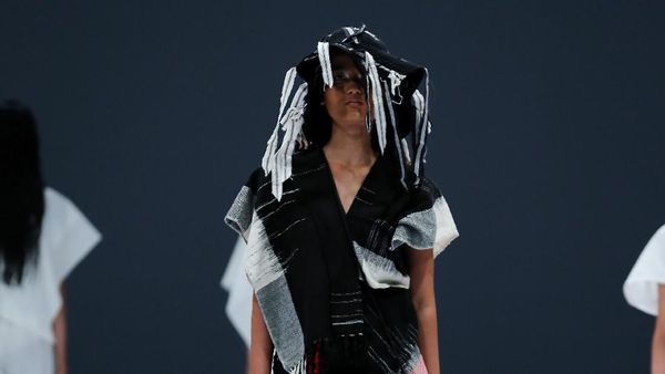 10 Koleksi Busana Lulu Lutfi Labibi yang Terinspirasi Puisi Joko Pinurbo