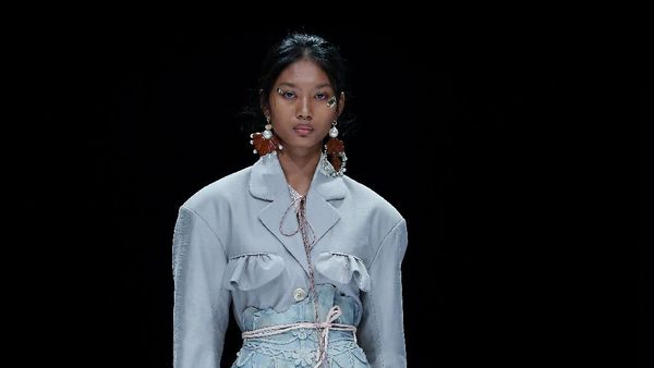 10 Busana Ramah Lingkungan dari Toton Januar di Jakarta Fashion Week 2021