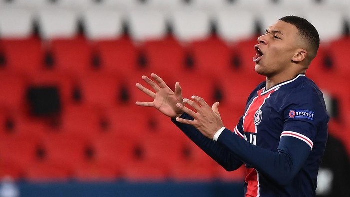 Paris Saint-Germains French forward Kylian Mbappe reacts after missing a goal opportunity during the UEFA Champions League group H football match between Paris Saint-Germain (PSG) and Istanbul Basaksehir FK at the Parc des Princes stadium in Paris, on December 9, 2020. (Photo by FRANCK FIFE / AFP)