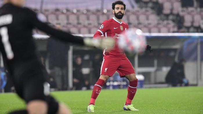 Liverpools Egyptian midfielder Mohamed Salah watch the kick out by Midtjyllands Danish goalkeeper Jesper Hansen during the UEFA Champions League Group D football match FC Midtjylland v Liverpool FC in Herning, Denmark on December 9, 2020. (Photo by Bo Amstrup / Ritzau Scanpix / AFP) / Denmark OUT