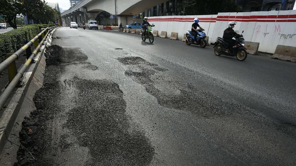 Musim Hujan, Jalan Berlubang Bermunculan di Jakarta