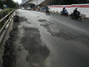 Musim Hujan, Jalan Berlubang Bermunculan di Jakarta
