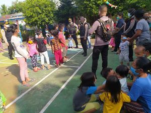 Polisi Beri Trauma Healing ke Anak-anak Korban Banjir Medan