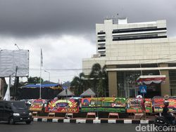 Menang Pilgub Sumbar Versi QC, Posko Mahyeldi-Audy Dipenuhi Karangan Bunga