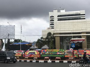 Menang Pilgub Sumbar Versi QC, Posko Mahyeldi-Audy Dipenuhi Karangan Bunga