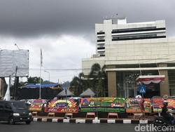 Menang Pilgub Sumbar Versi QC, Posko Mahyeldi-Audy Dipenuhi Karangan Bunga