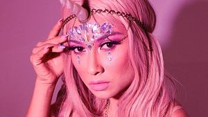 Uli Auliani Pose Seksi Jadi Unicorn