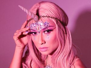 Uli Auliani Pose Seksi Jadi Unicorn