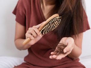 6 Cara Perawatan Rambut Rontok yang Parah 6 Cara Perawatan Rambut Rontok yang Parah