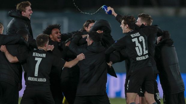 Moenchengladbach's players celebrate at the end of the Champions League group B soccer match between Real Madrid and Borussia Monchengladbach at the Alfredo Di Stefano stadium in Madrid, Spain, Wednesday, Dec. 9, 2020. (AP Photo/Bernat Armangue)