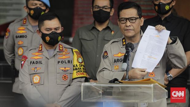 Kepala Divisi Humas Polri Irjen Argo Yuwono (kanan) bersama Kapolda Metro Jaya Irjen Pol Muhammad Fadil Imran (kiri) memberikan keterangan pers terkait status tersangka pada kasus kerumunan dan pelanggaran protokol kesehatan. Jakarta, Kamis, 10 Desember 2020.