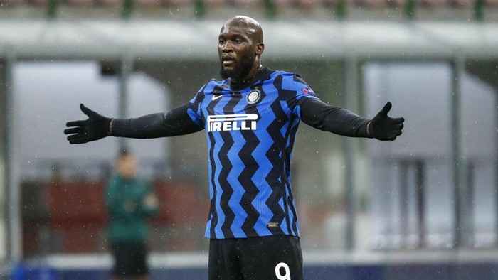 Inter Milans Romelu Lukaku gestures during the Champions League group B soccer match between Inter Milan and Shakhtar Donetsk at the San Siro stadium in Milan, Italy, Wednesday, Dec. 9, 2020. (AP Photo/Antonio Calanni)