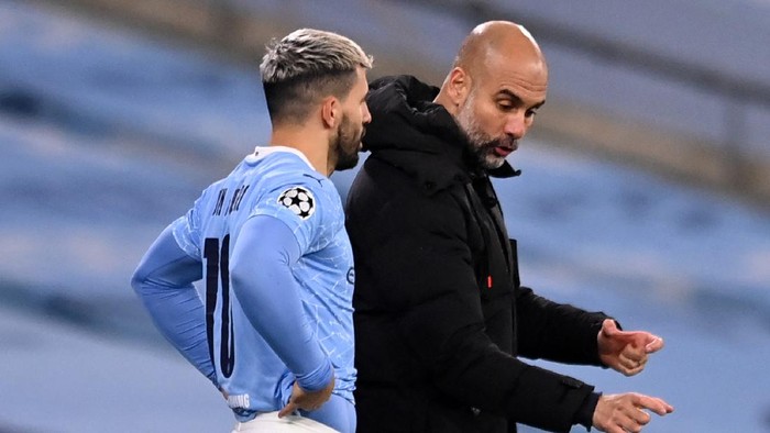 MANCHESTER, ENGLAND - DECEMBER 09: Pep Guardiola, Manager of Manchester City interacts with Sergio Aguero of Manchester City as he prepares to enter the pitch during the UEFA Champions League Group C stage match between Manchester City and Olympique de Marseille at Etihad Stadium on December 09, 2020 in Manchester, England. The match will be played without fans, behind closed doors as a Covid-19 precaution. (Photo by Laurence Griffiths/Getty Images)