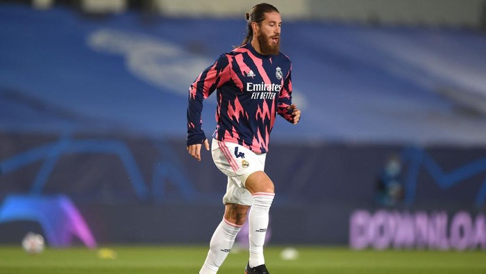 MADRID, SPAIN - DECEMBER 09: Sergio Ramos of Real Madrid warms up ahead of the UEFA Champions League Group B stage match between Real Madrid and Borussia Moenchengladbach at Estadio Alfredo di Stéfano on December 09, 2020 in Madrid, Spain. Sporting stadiums around Spain remain under strict restrictions due to the Coronavirus Pandemic as Government social distancing laws prohibit fans inside venues resulting in games being played behind closed doors. (Photo by Denis Doyle/Getty Images)
