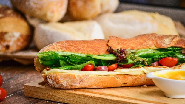 Subway mengantongi sertifikasi halal sejak 2018. Restoran ini menyuguhkan sandwich dengan beragam isian dan ukuran. Anda bisa menemukan gerainya di #B2-223.