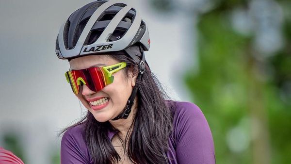 Gaya Tante Ernie Naik Sepeda Bikin Ikut Keringetan