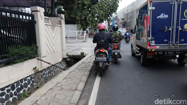 Trotoar di Dekat Fly Over Laswi-Pelajar Pejuang Bandung Sempit