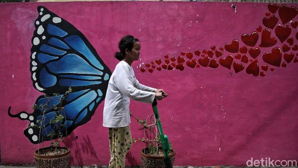 Warna-warni Mural Bikin Kampung Japat Embrat Lebih Hidup