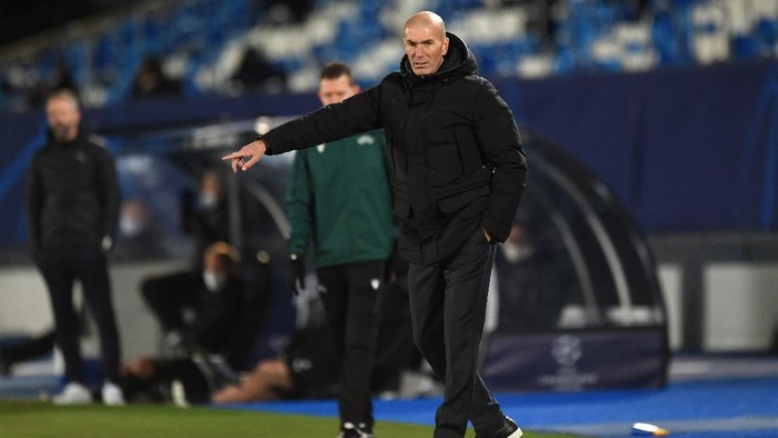 MADRID, SPAIN - DECEMBER 09: Zinedine Zidane, Head Coach of Real Madrid gives their team instructions during the UEFA Champions League Group B stage match between Real Madrid and Borussia Moenchengladbach at Estadio Alfredo di Stefano on December 09, 2020 in Madrid, Spain. Sporting stadiums around Spain remain under strict restrictions due to the Coronavirus Pandemic as Government social distancing laws prohibit fans inside venues resulting in games being played behind closed doors. (Photo by Denis Doyle/Getty Images)