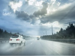 Rawan Kecelakaan, Ini 6 Tips Berkendara di Musim Hujan