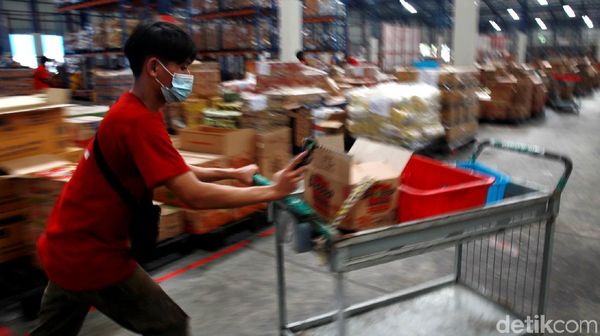 Aksi Kebut-kebutan Para Picker e-Commerce Jelang Harbolnas